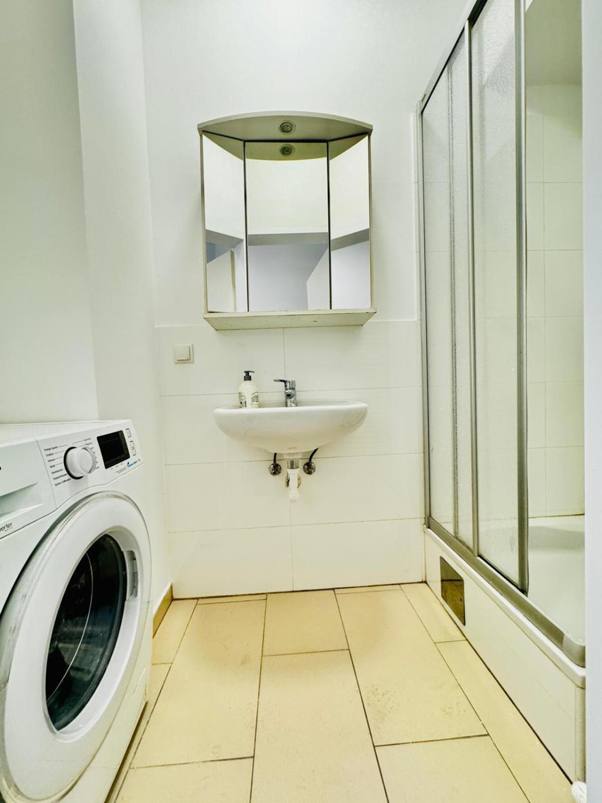 Lovely 2br For 5people, Only 17 Minute Walk To Schoenbrunn Apartment Wien
